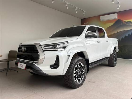 TOYOTA HILUX 2.8 D-4D TURBO DIESEL CD SRX PLUS 4X4 AUTOMÁTICO TOYOTA HILUX 2.8 D-4D TURBO DIESEL CD SRX PLUS 4X4 AUTOMÁTICO